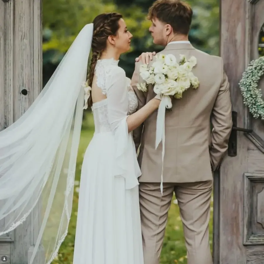 Para młoda z naturalnym bukietem ślubnym